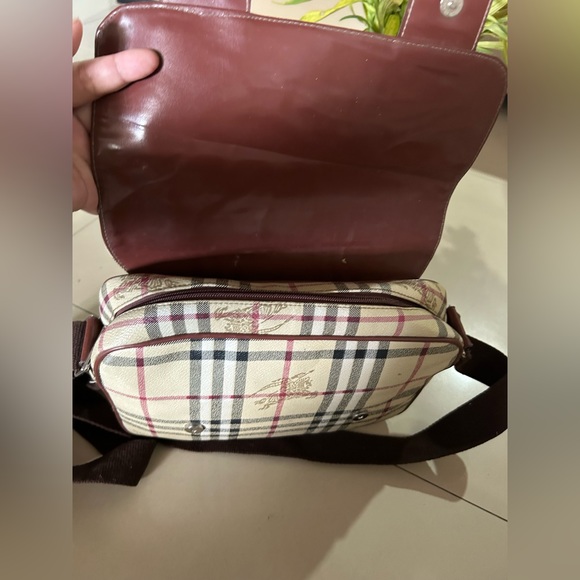 Burberry vintage crossbody unisex bag. Used gently. - Picture 11 of 16